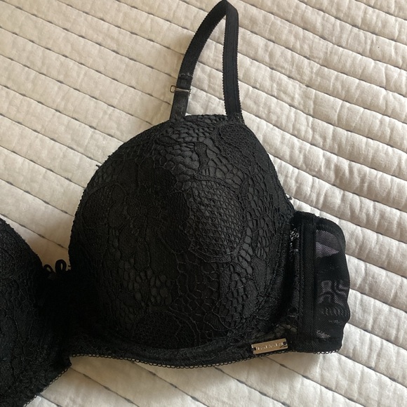 TAHARI 38C black wired padded cup bra in great barely worn preowned condition - Picture 2 of 16